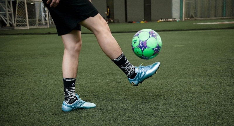 Cách chọn giày phù hợp khi đá sân cỏ nhân tạo cho thủ môn