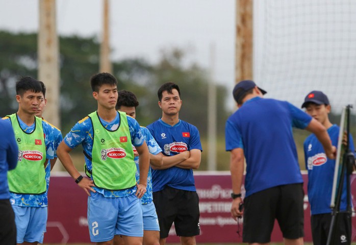 Đội tuyển Việt Nam hào hứng tập luyện tại Lào