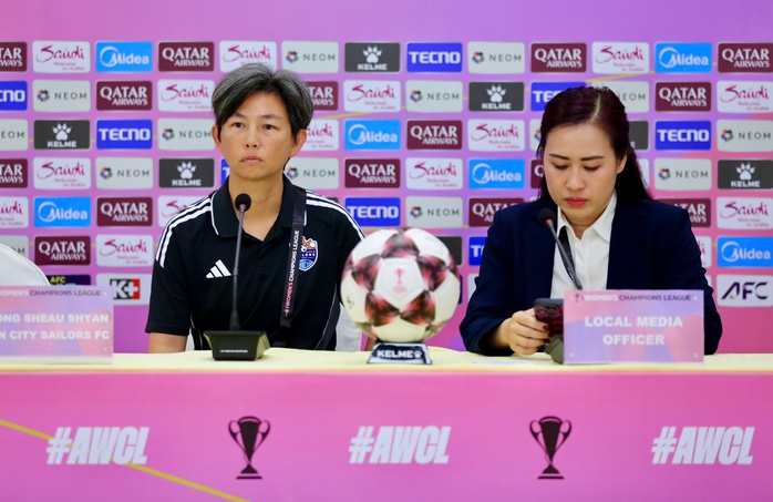 HLV Lion City Sailors thông báo học trò đã tỉnh táo sau khi ngã quỵ trên sân Thống Nhất