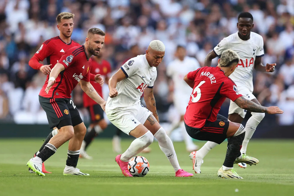 Manchester United mất điểm trước Tottenham