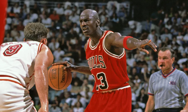 Shaquille O’Neal tỏ thái độ khi Miami Heat treo áo có số Michael Jordan