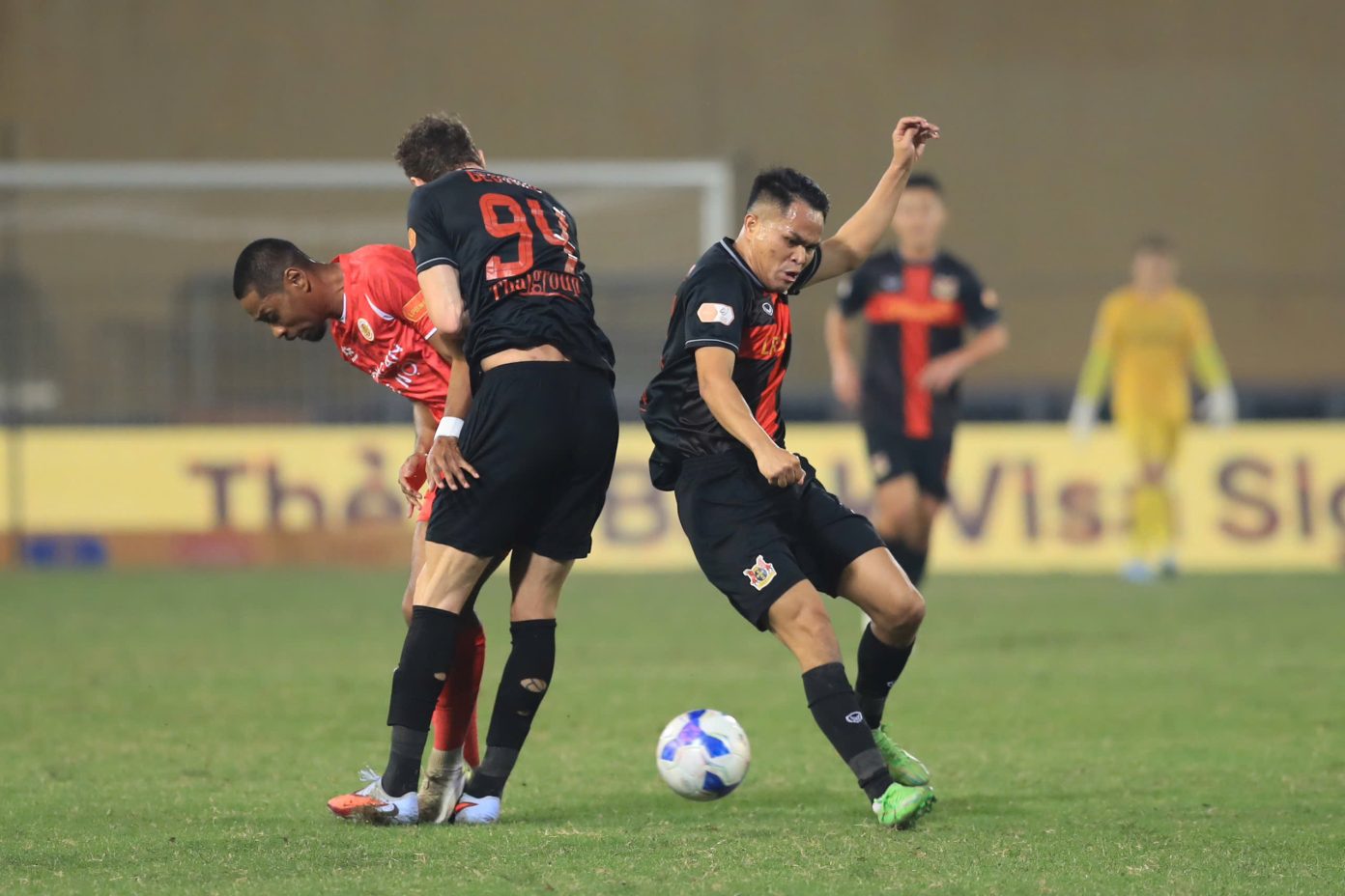 Vì sao trọng tài Malaysia bị HLV Ninh Bình chỉ trích nặng nề?